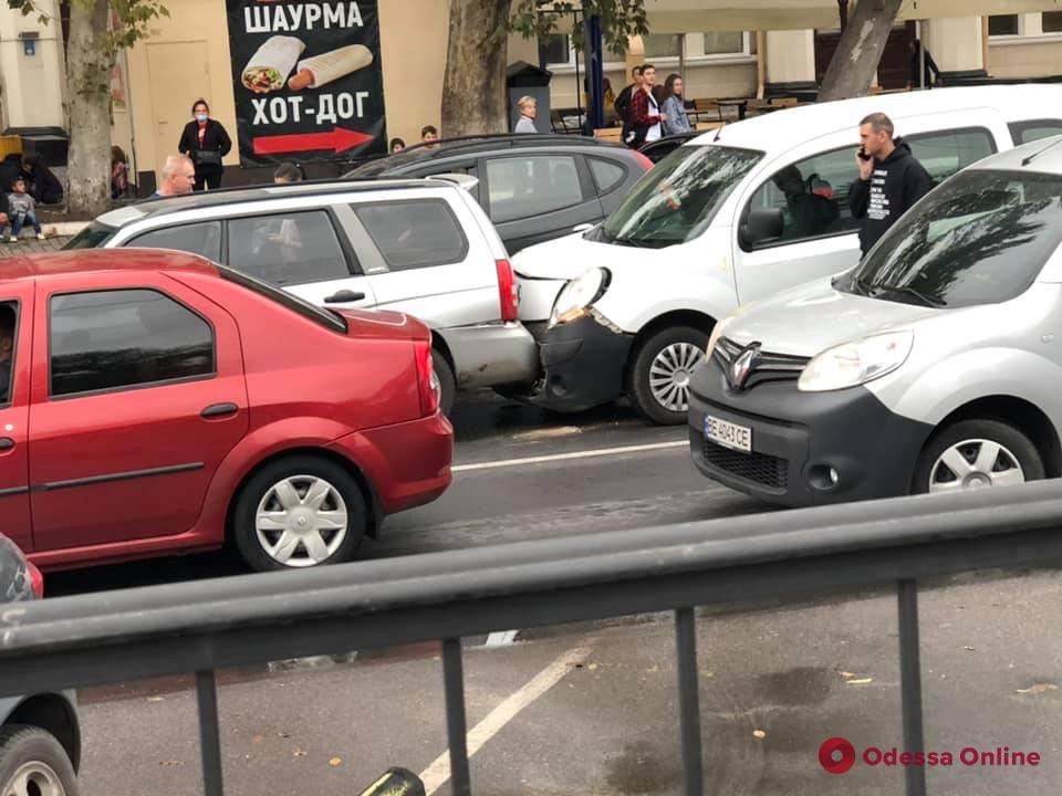 В Одессе возле железнодорожного вокзала столкнулись четыре автомобиля