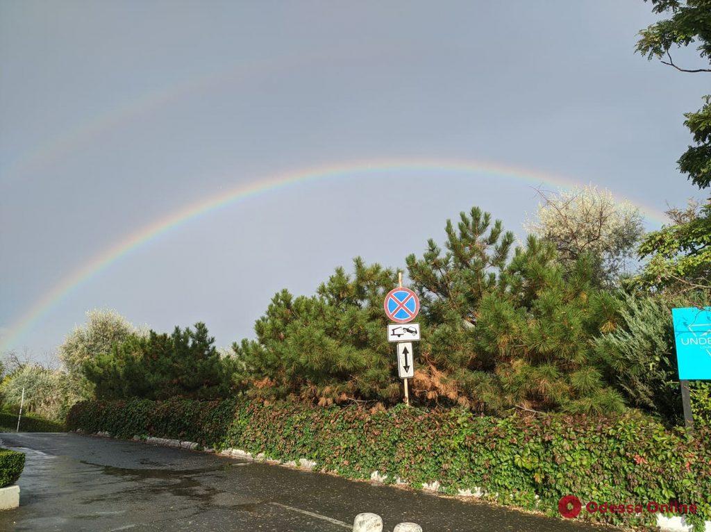 Над Одесским заливом после дождя появилась радуга (фото)
