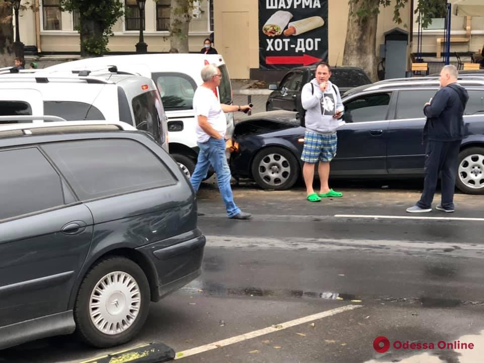 В Одессе возле железнодорожного вокзала столкнулись четыре автомобиля