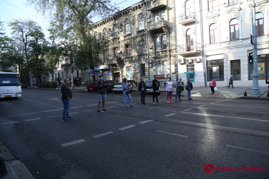 Жители переулка Маяковского перекрывали дорогу из-за громкой музыки