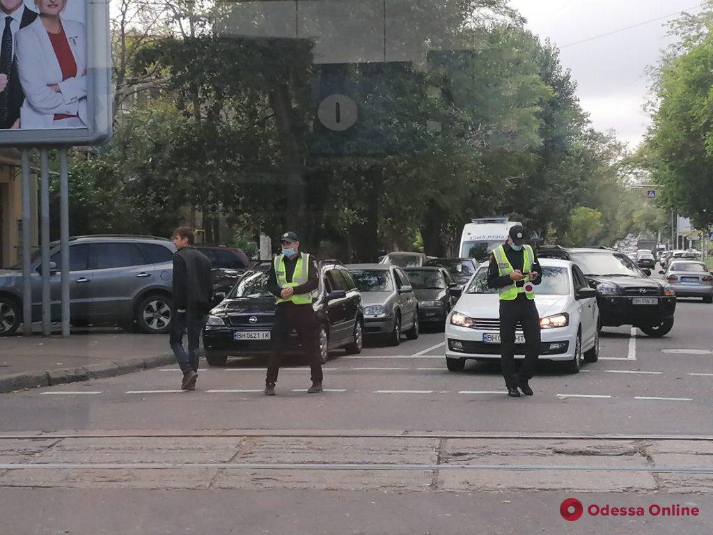 К нам приехал Зеленский: в Одессе эвакуируют машины даже с платных парковок (видео)
