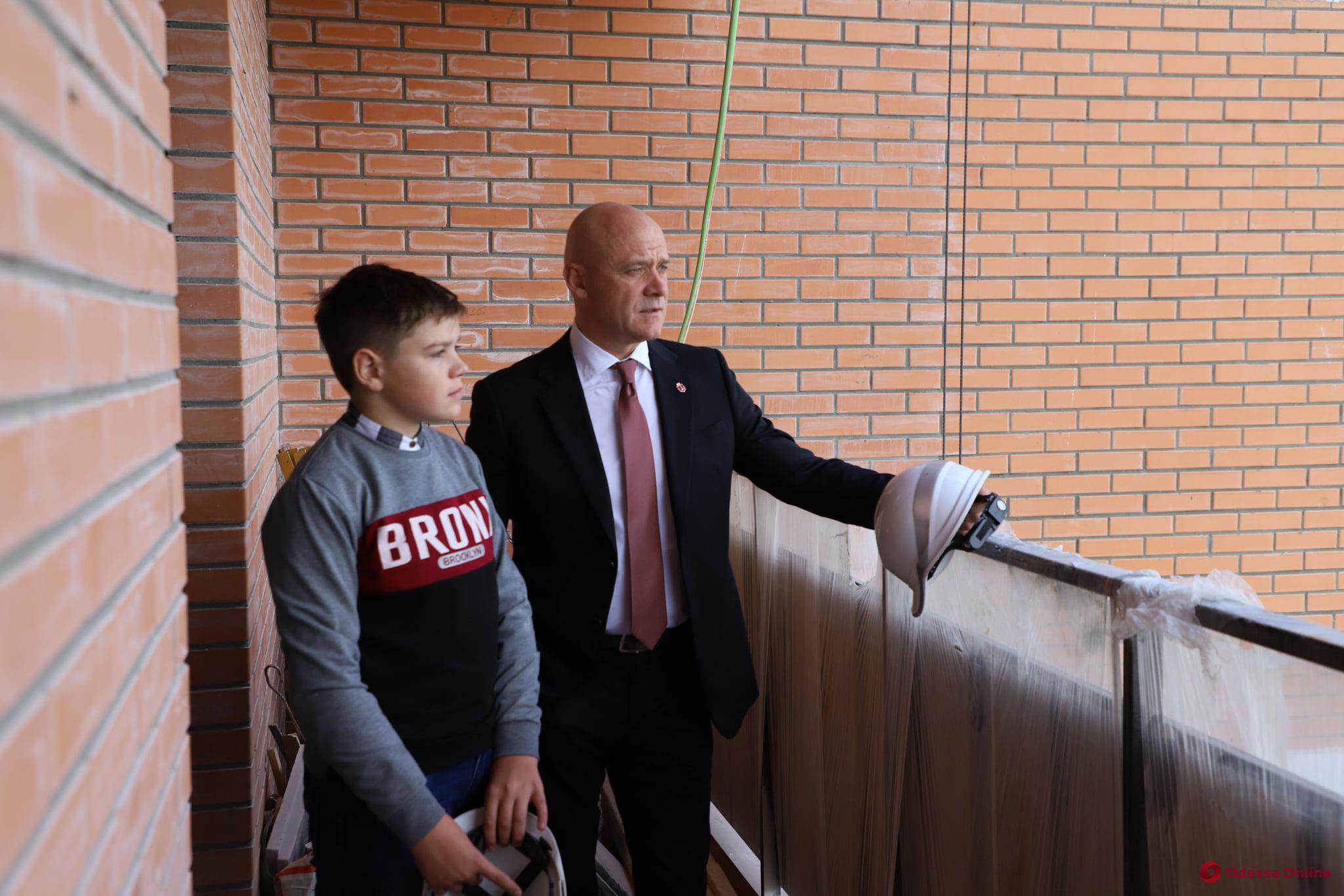 Мэр Одессы вручил документы на квартиру 12-летнему Максиму Ткачуку