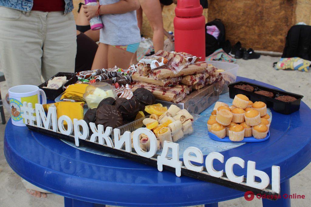 Самый сладкий заплыв: «Моржи Одессы» отметили Всемирный день конфет