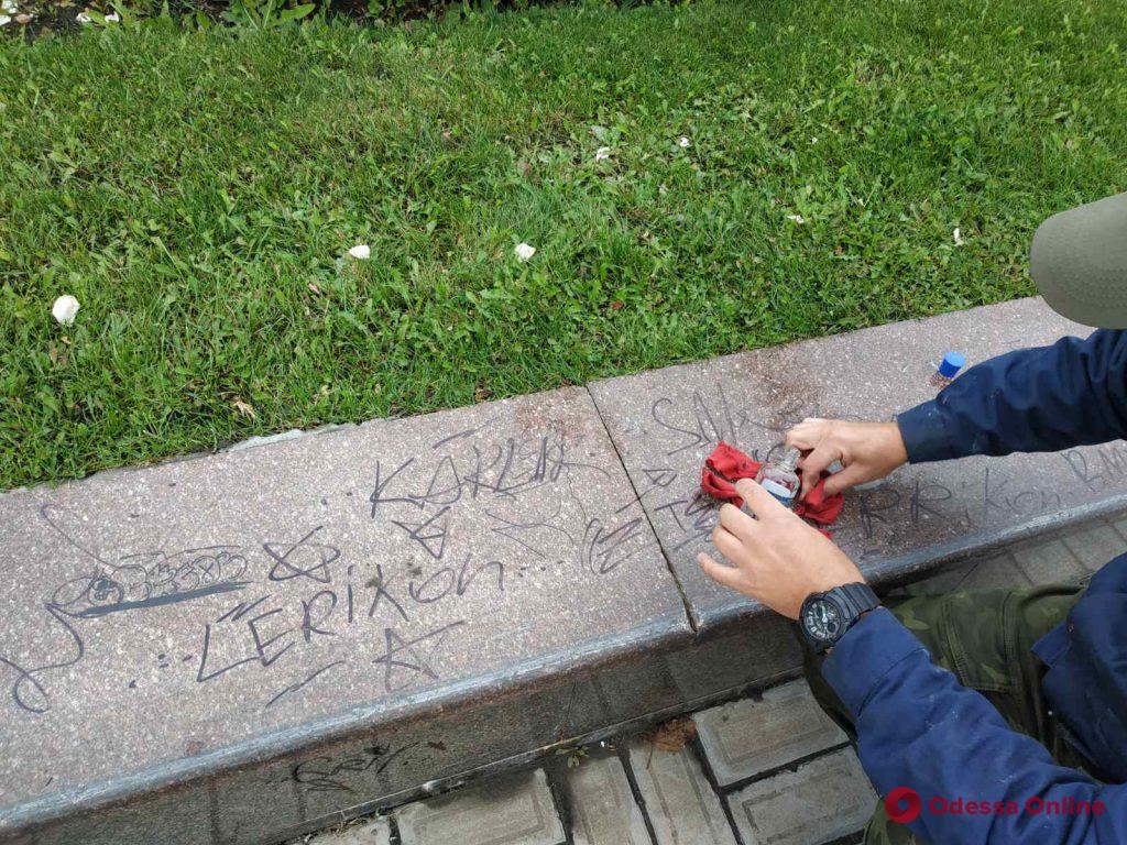 В Одессе вандалы разрисовали и повредили гранитную плитку на стеле «Крылья победы»