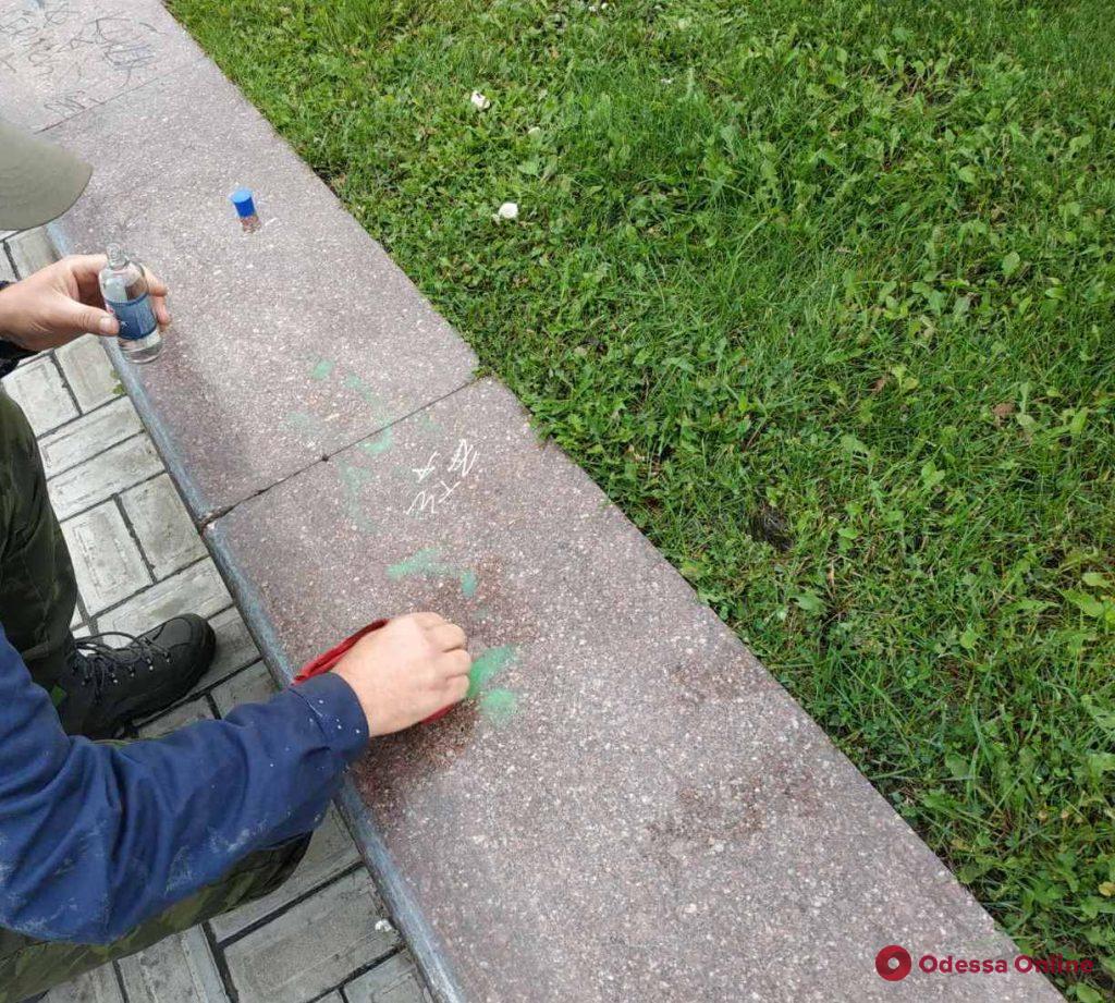 В Одессе вандалы разрисовали и повредили гранитную плитку на стеле «Крылья победы»