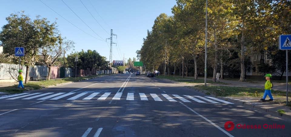 У одесских пешеходных переходов устанавливают манекены (фото)