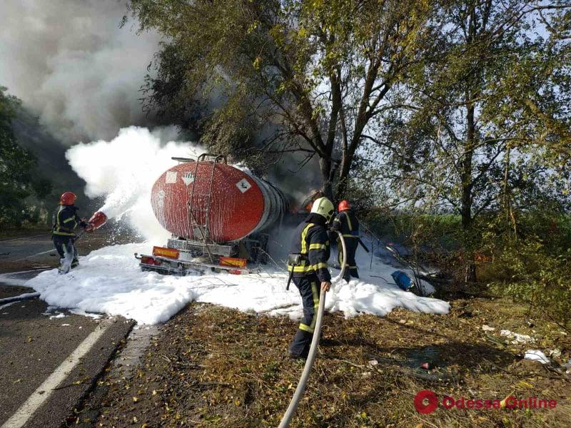 На трассе Одесса-Николаев грузовик с цистерной врезался в дерево и загорелся — водитель погиб