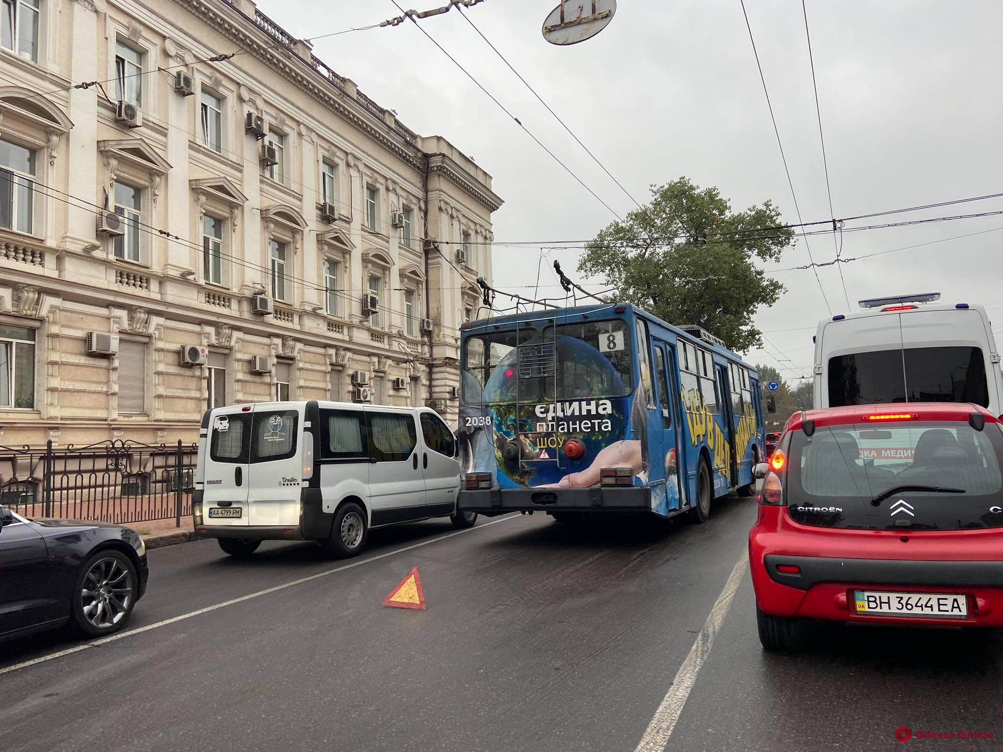 Дорожная обстановка в Одессе: ДТП и пробки в центре