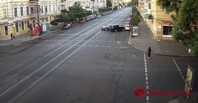В Одесе произошло «бильярдное» ДТП (видео)