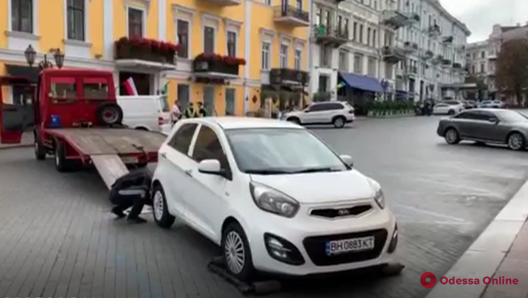 К нам приехал Зеленский: в Одессе эвакуируют машины даже с платных парковок (видео)