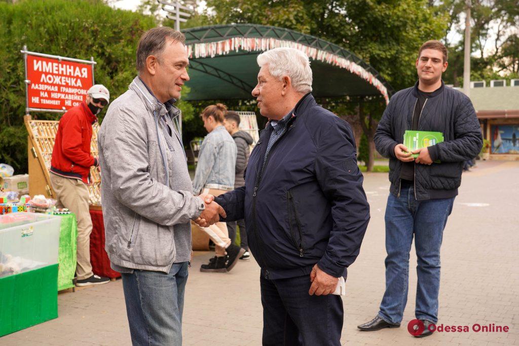 Селфи, разговоры о политике и пожелания стать мэром: Олег Филимонов прогулялся по Одессе и пообщался с людьми