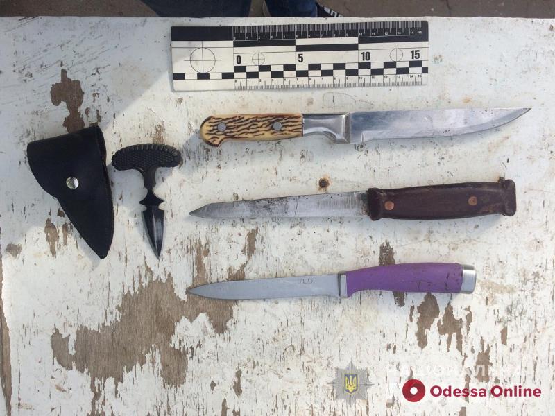 В Одесской области сбежавший из-под домашнего ареста рецидивист набросился с ножом на односельчанина