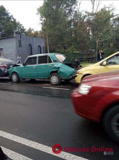 В районе Красного креста пять авто столкнулись «паровозиком»