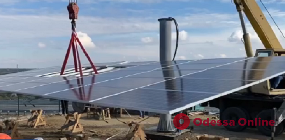 На трассе Киев—Одесса монтируют солнечную электростанцию (видео)