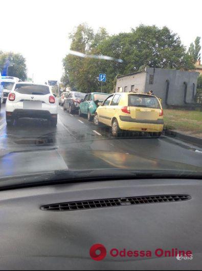 В районе Красного креста пять авто столкнулись «паровозиком»