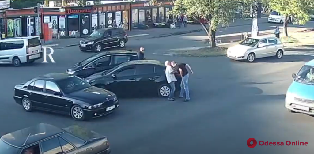Разборки на дороге: на поселке Котовского мужчина ударил по лицу пожилого водителя и уехал (видео)