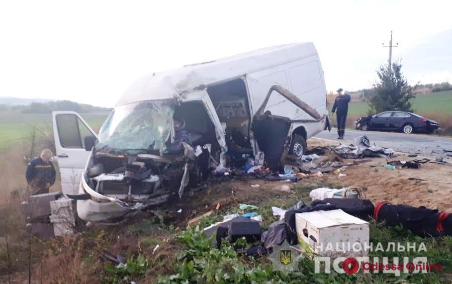 В Одесской области Lexus врезался в микроавтобус (фото)
