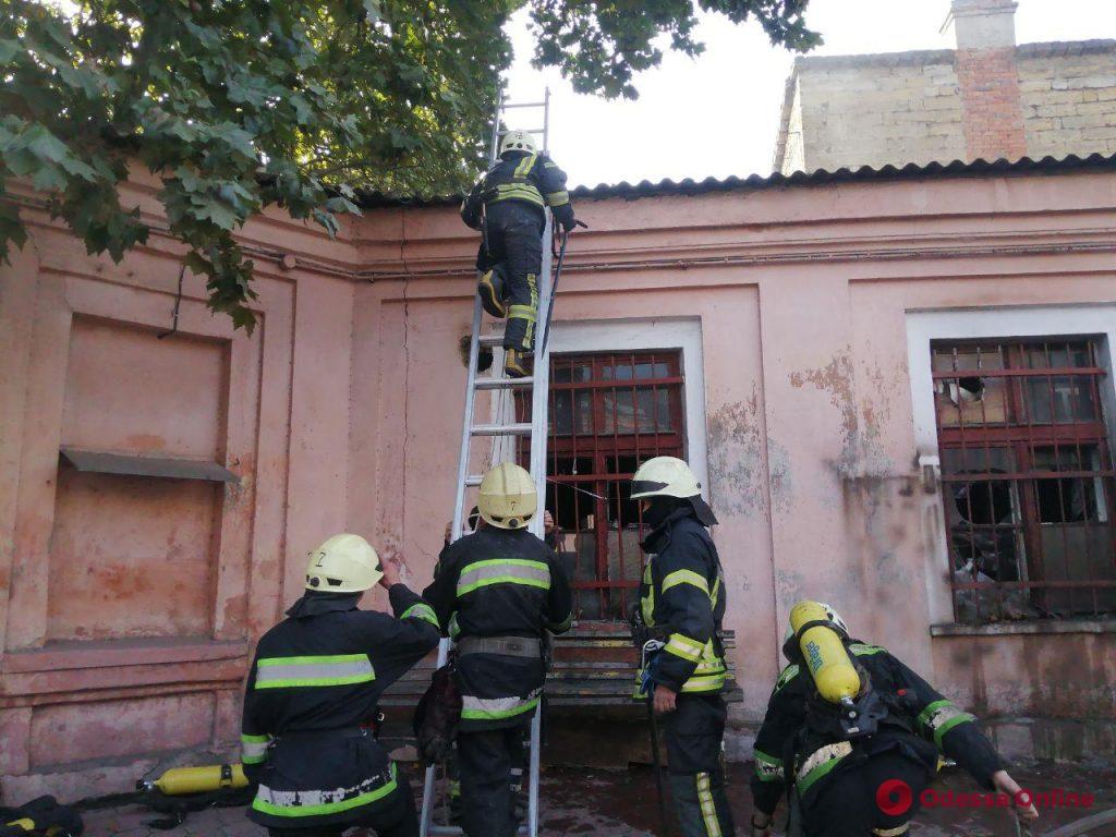 В Одессе на Старосенной улице тушили лазерный станок (фото)