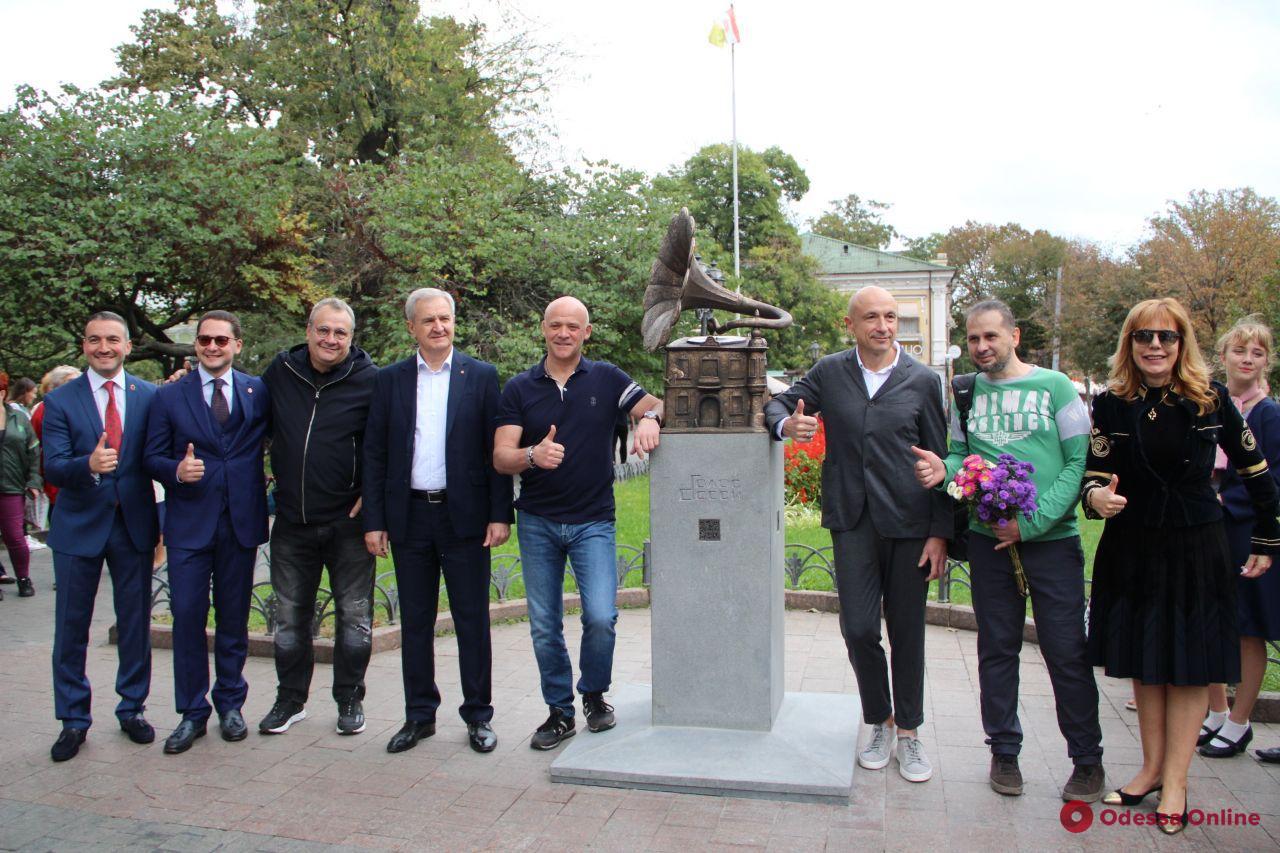 В Горсаду открыли скульптурную композицию «Голос Одессы» (фоторепортаж) В Горсаду открыли скульптурную композицию «Голос Одессы» (фоторепортаж)