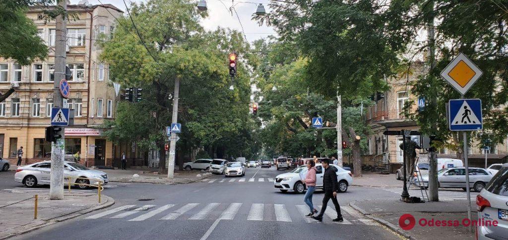 В Одессе на перекрестке Базарной и Осипова установили светофоры