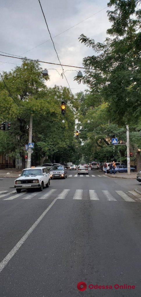 В Одессе на перекрестке Базарной и Осипова установили светофоры