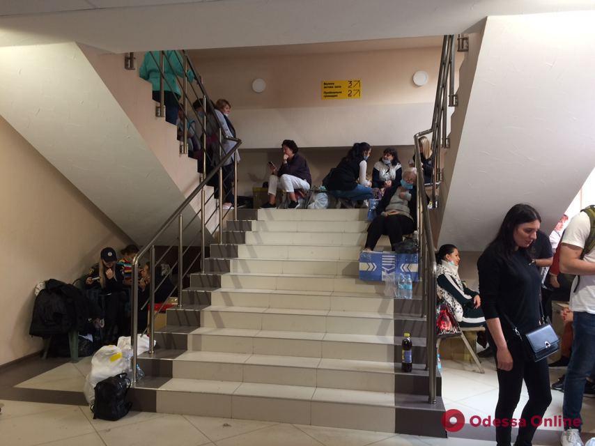Приходится спать на лестницах: в Одессе члены участковых комиссий второй день сдают протоколы и бюллетени в ТИК (фото)