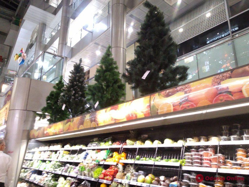 Шары, елки, игрушки: в одесские магазины уже завезли новогоднюю атрибутику (фото)
