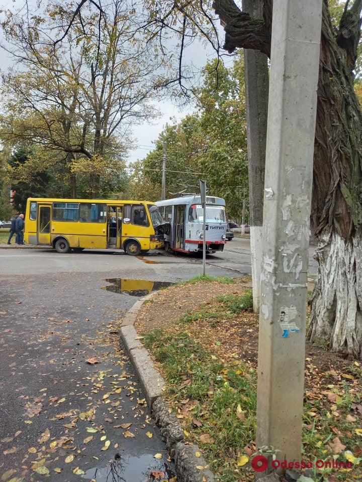 В Одессе не поделили дорогу трамвай и маршрутка