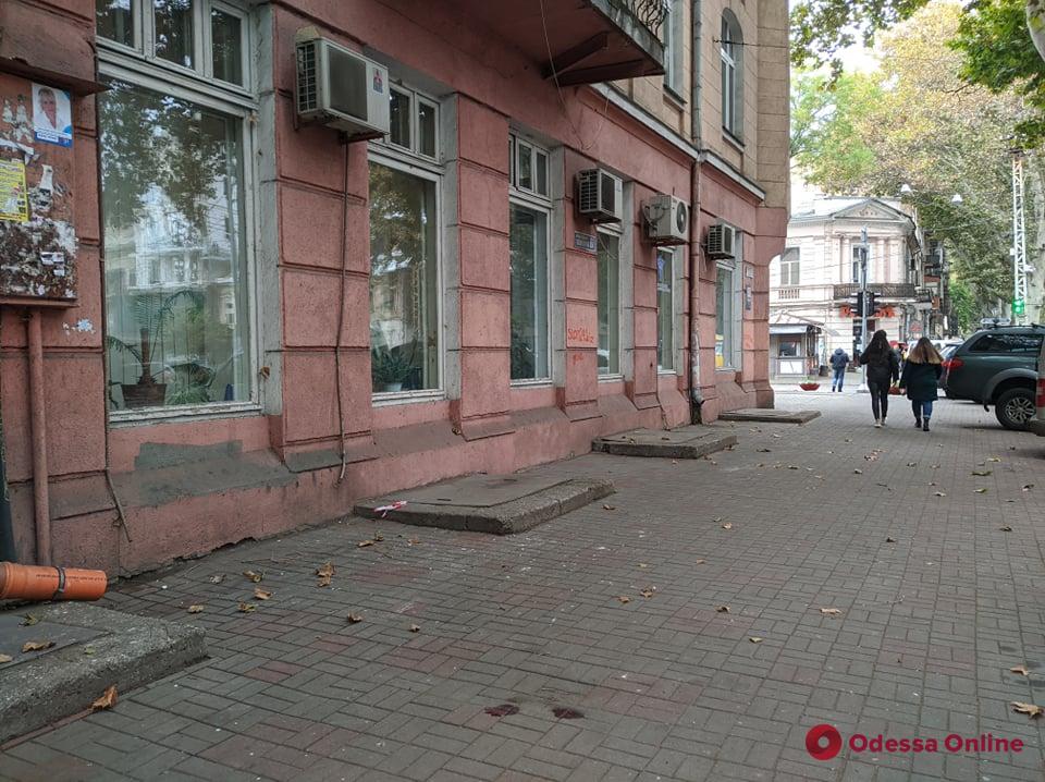 В центре Одессы мужчина сорвался с крыши трехэтажного дома и разбился насмерть