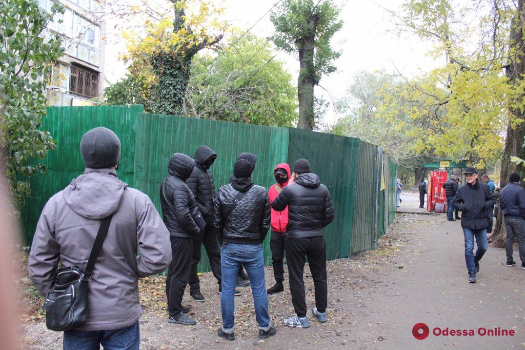 Скандал на Академической: на зеленой зоне установили забор