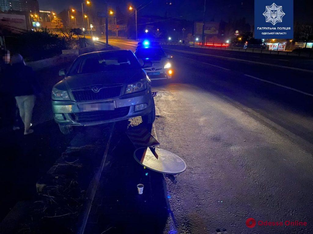 На Грушевского пьяный лихач на Skoda вылетел на обочину и снес дорожный знак