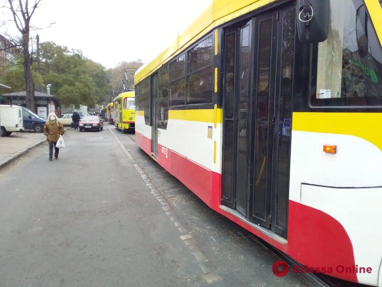 Автохам заблокировал движение трамваев возле «Привоза»