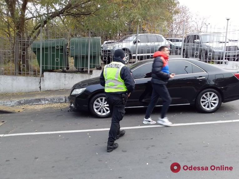 Одесса: на Вице-Адмирала Азарова эвакуируют авто за неправильную парковку (фото)