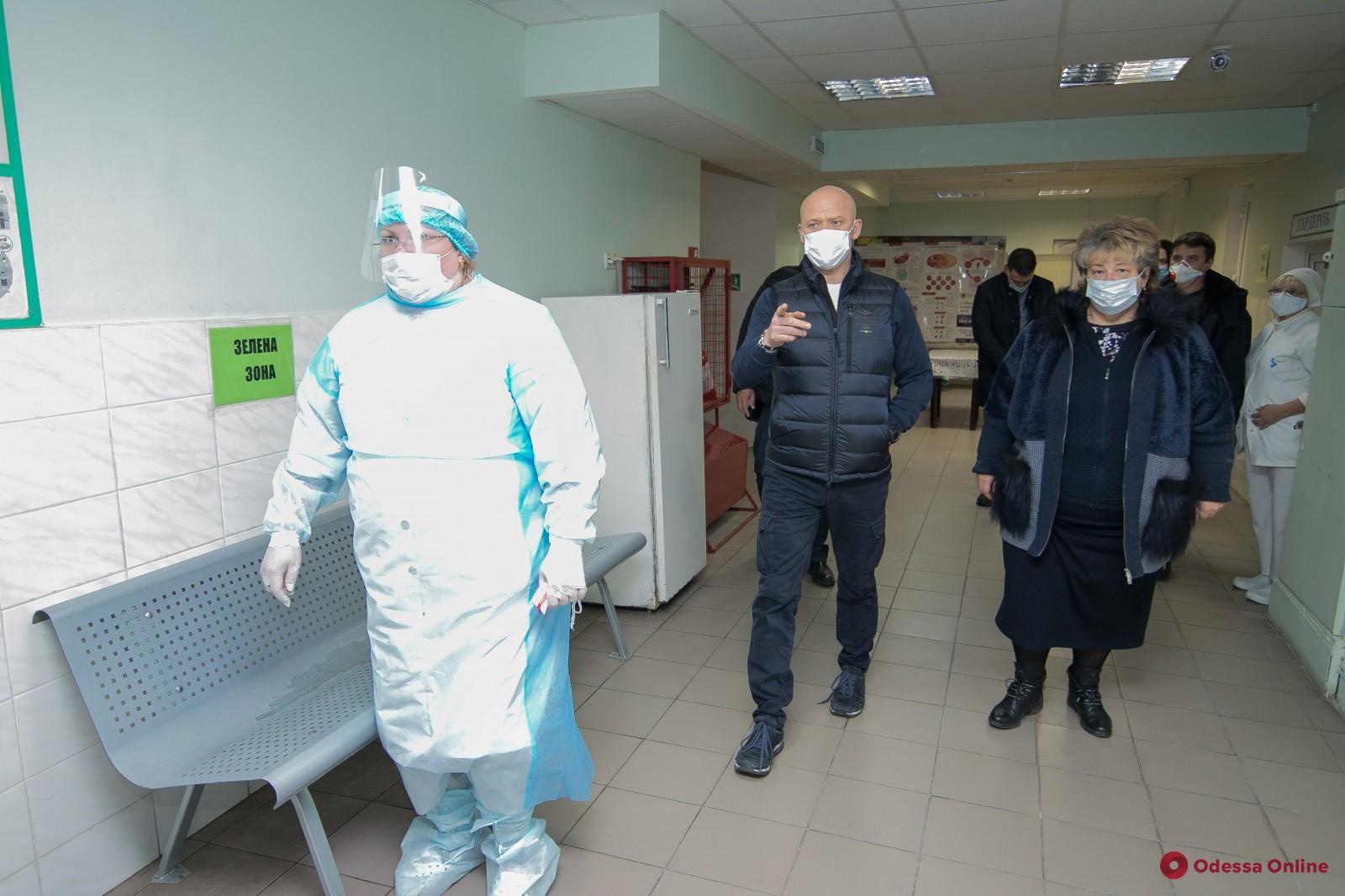 Мэр Одессы проинспектировал горбольницу №5, которая начала прием пациентов с коронавирусом