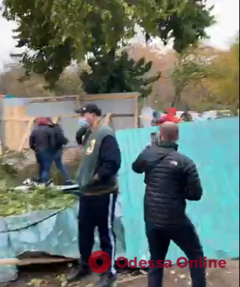 На Академической активисты сломали забор, установленный на зеленой зоне (видео)