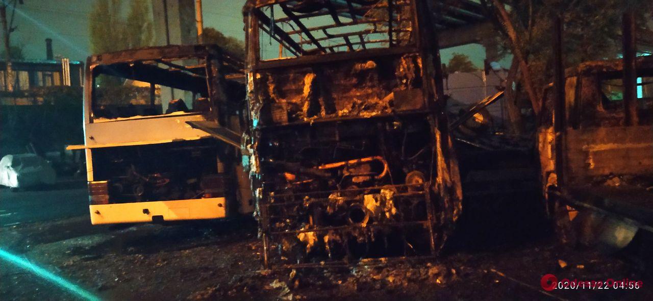 Одесса: ночью на стоянке горели два автобуса и эвакуатор (фото)