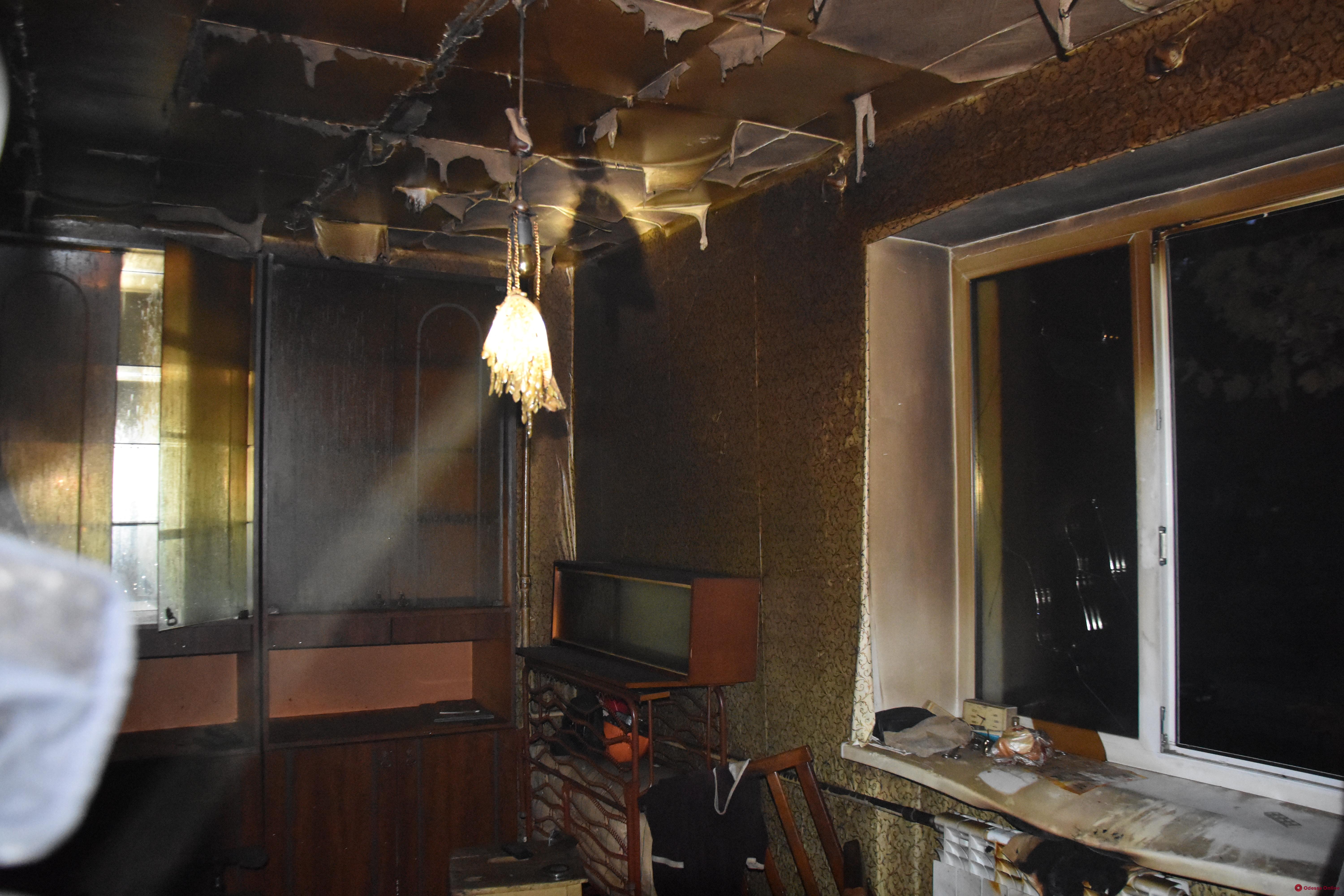 Во время пожара в пятиэтажке на Варненской погиб мужчина (обновлено)