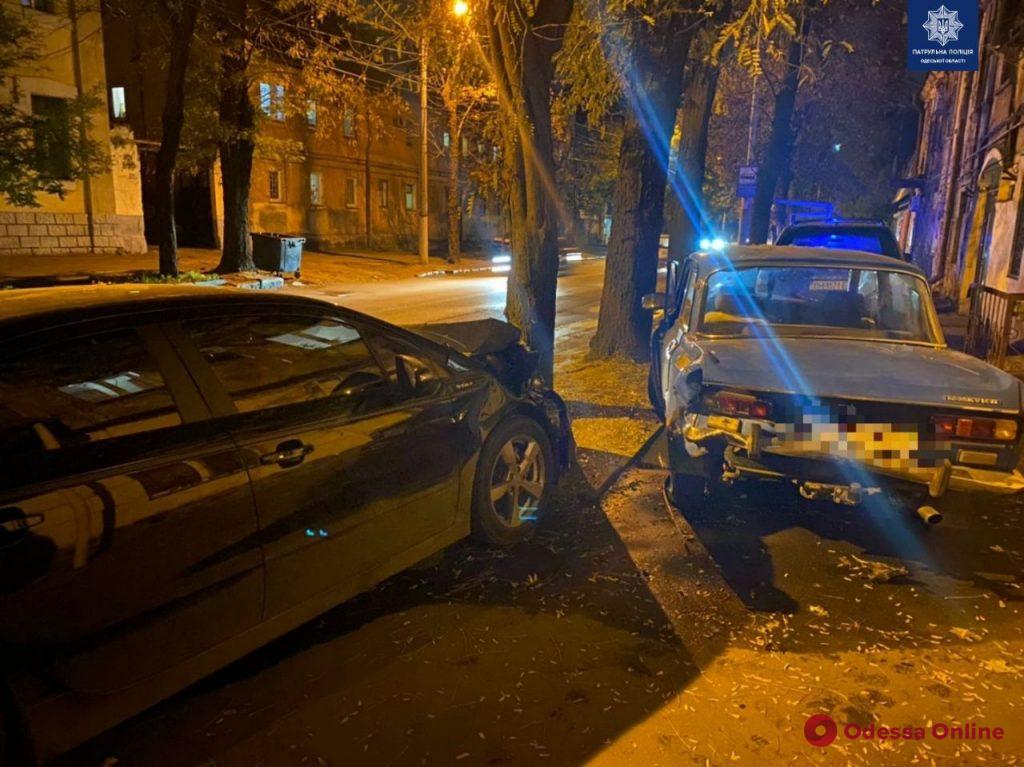 На Приморской Chevrolet врезался в «Москвич» и дерево (фото)