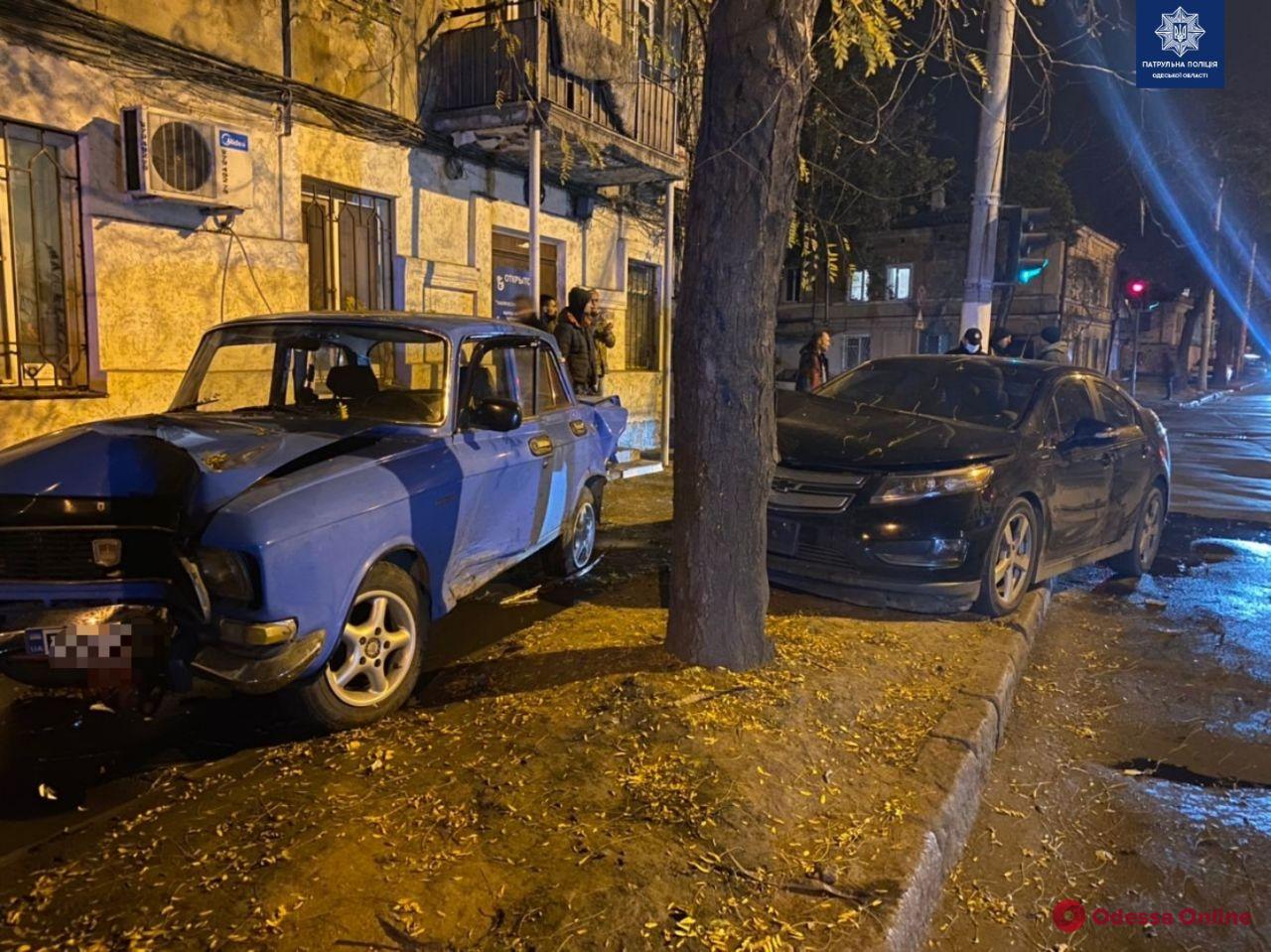 На Приморской Chevrolet врезался в «Москвич» и дерево (фото)