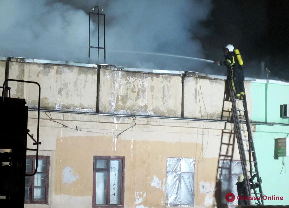 Спасатели ночью тушили крупный пожар на Малой Арнаутской