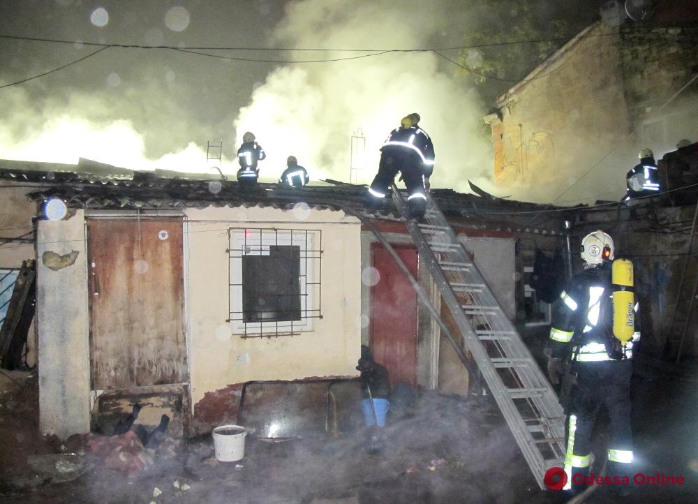 Спасатели ночью тушили крупный пожар на Малой Арнаутской