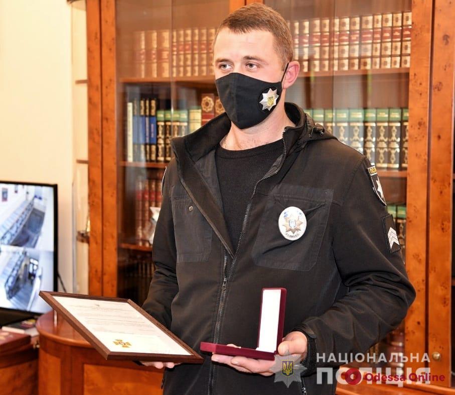 В Одесской области полицейского наградили за спасение двух подростков