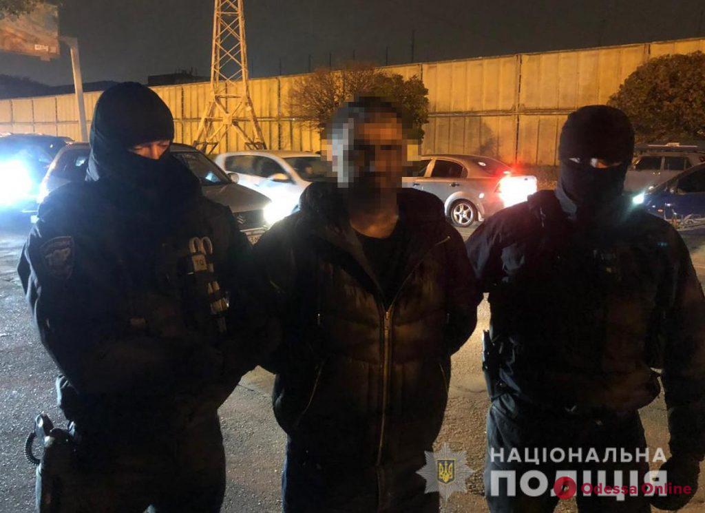 Требовал от предпринимателя 12 тысяч долларов: в Одессе задержали вымогателя из России
