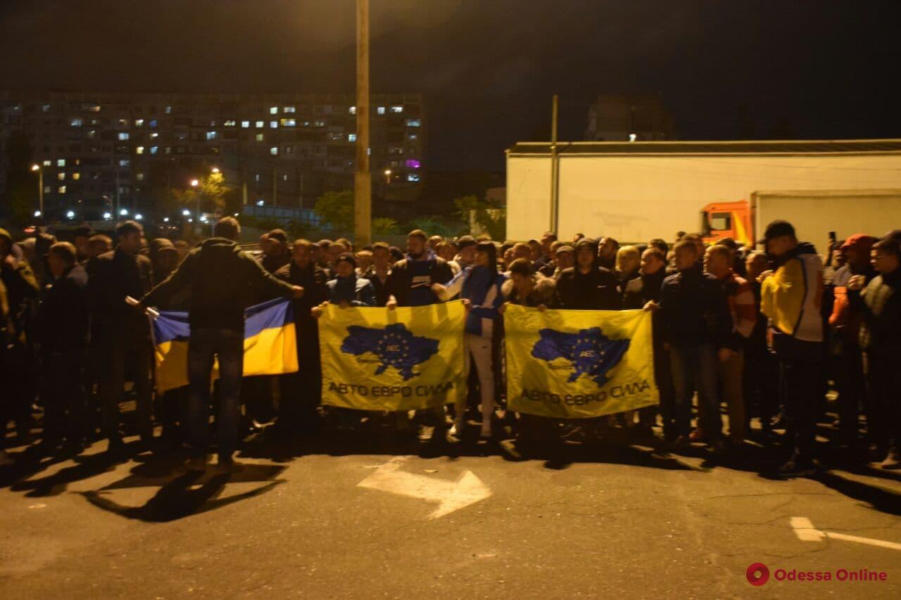 На Балковской владельцы евроблях митинговали против штрафов (фото)
