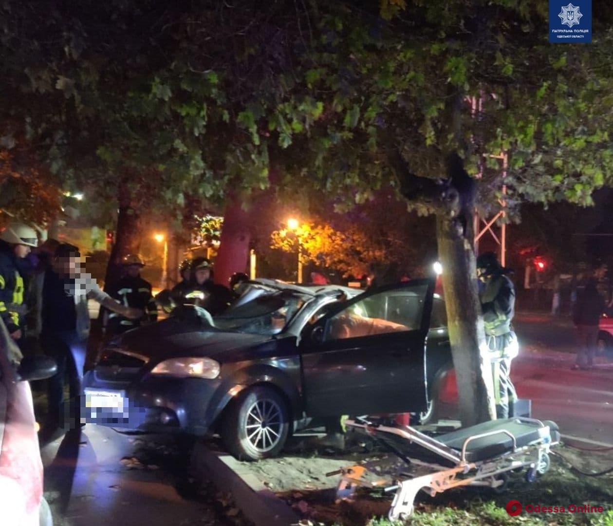 В Одессе ночью столкнулись Сhevrolet и Mercedes – одна погибшая и трое пострадавших (обновлено)