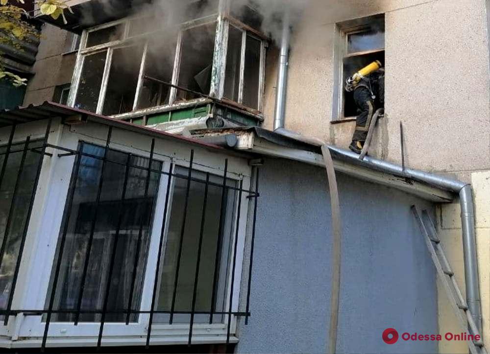 В пятиэтажном доме в Черноморске произошло задымление (видео, обновлено)