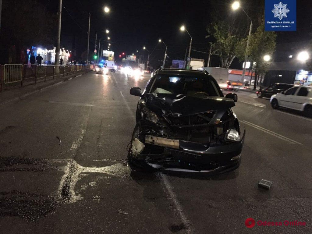 На Николаевской дороге столкнулись Renault та Lexus – пострадал один из водителей