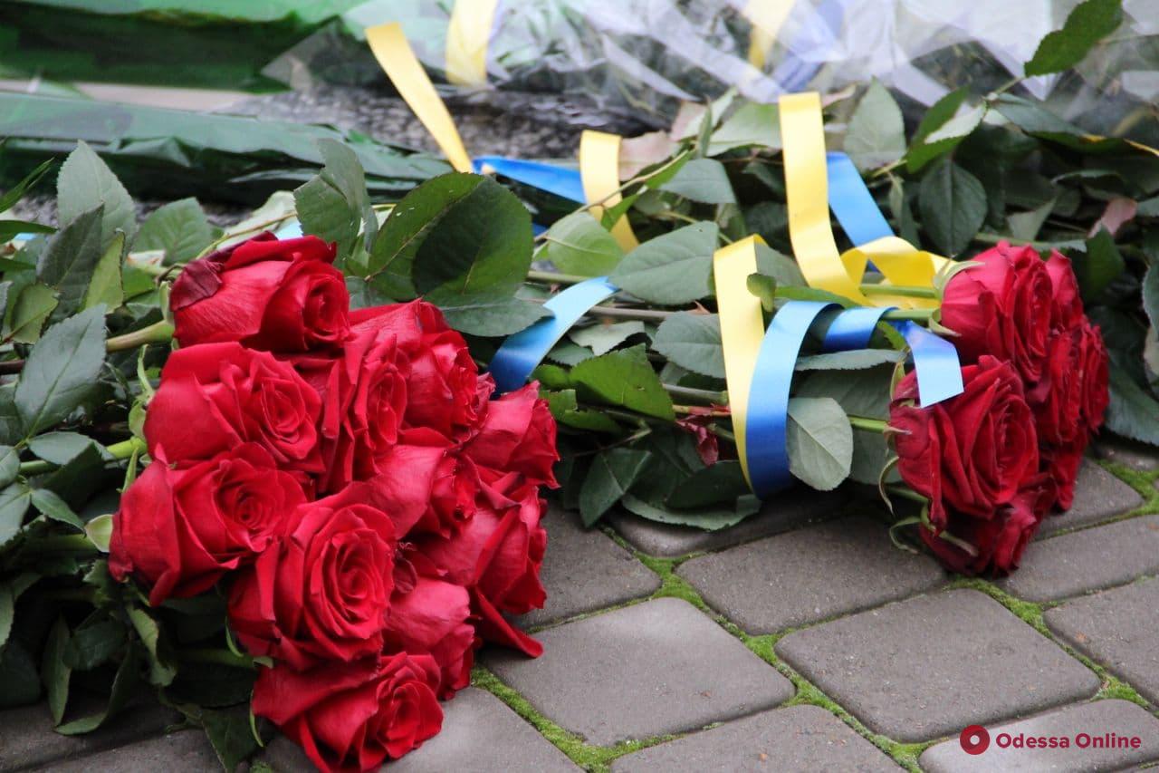 Одесса: в День достоинства и свободы к памятнику Шевченко возложили цветы (фото)