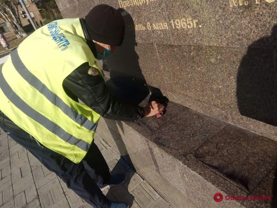В Одессе вандалы разрисовали элемент памятника на площади 10 Апреля
