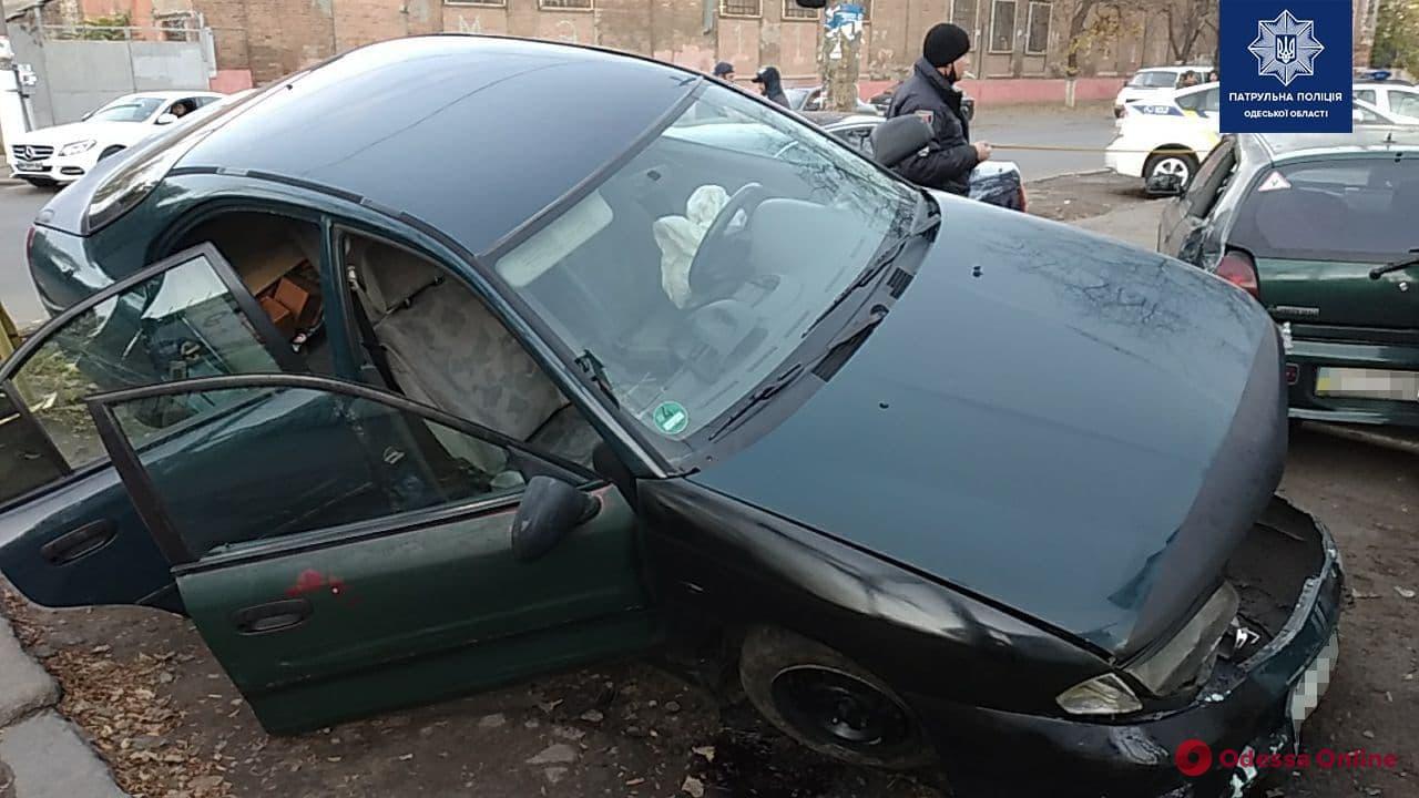 В Одессе Mitsubishi влетел в припаркованные машины — водитель сбежал